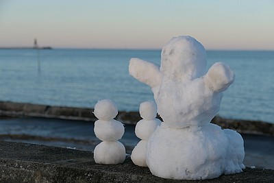 Schneemänner mit Blick auf die Nordsee bei einer Kohltour