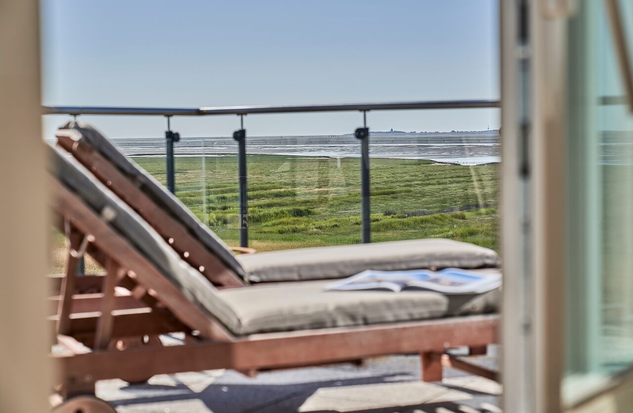 Sicht auf den Balkon einer Ferienwohnung mit Blick auf das Wattenmeer und Neuwerk