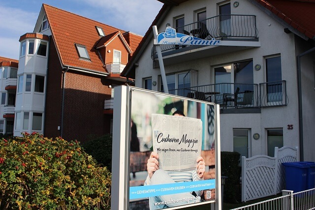 Schaukasten vor einer Ferienwohnung über das Cuxhaven Magazin