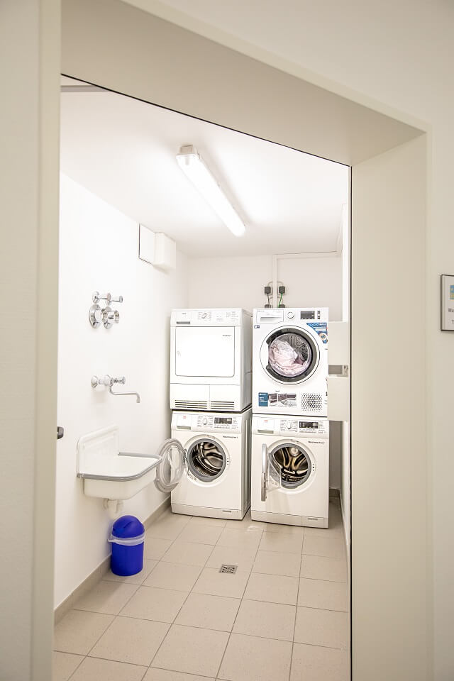 Waschraum mit Waschmaschine und Trockner der Residenz Hohe Lith