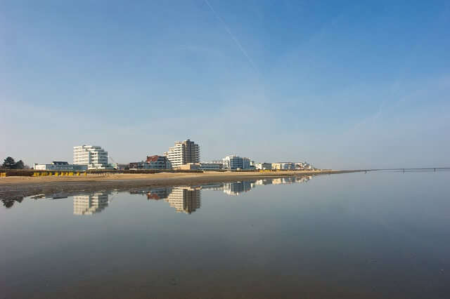 Blick aus dem Wattenmeer auf den Ortsteil Cuxhaven Duhnen 