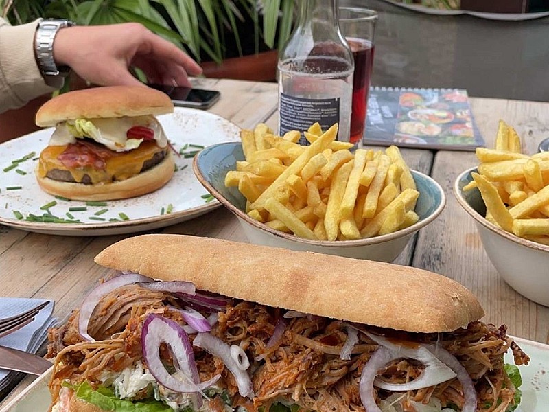 Ein Baguette und ein Burger in einem Restaurant