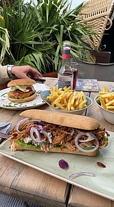 Ein Baguette und ein Burger in einem Restaurant