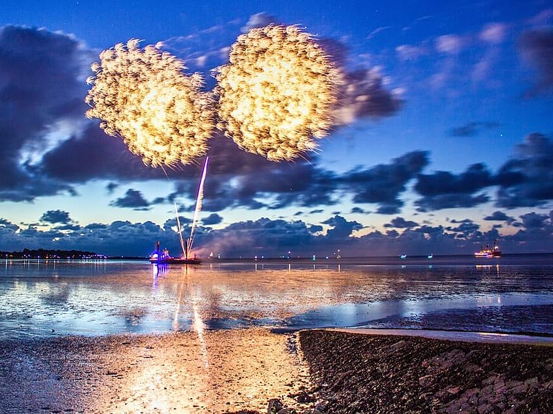 Feuerwerk über der Grimmershörnbucht in Cuxhaven