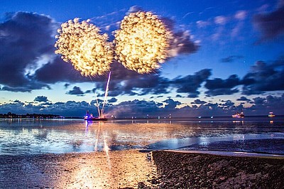 Feuerwerk über der Grimmershörnbucht in Cuxhaven