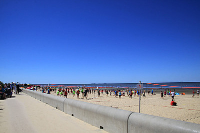 Beachsport am Strand von Cuxhaven Duhnen