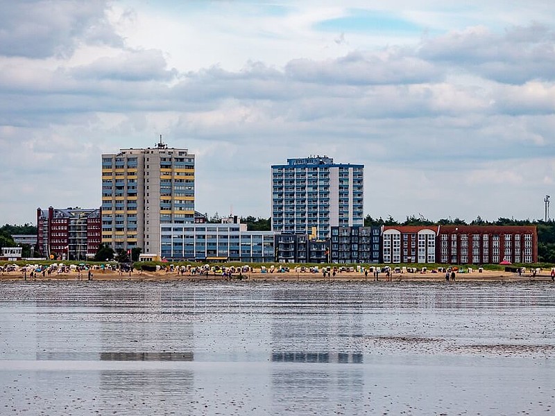 Blick aus dem Wattenmeer auf Cuxhaven Sahlenburg und seine Hochhäuser