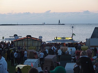 Sommerabend am Meer in der Grimmershörnbucht mit Blick aufs Wasser und die Kugelbake