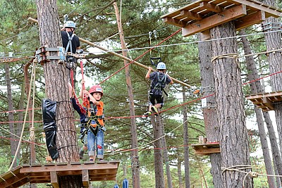 Personen klettern im Kletterpark Sahlenburg