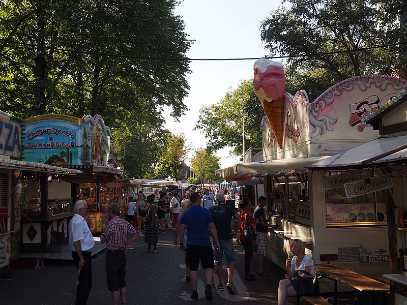 Stände beim Straßenfest Op no Dös in Cuxhaven Döse