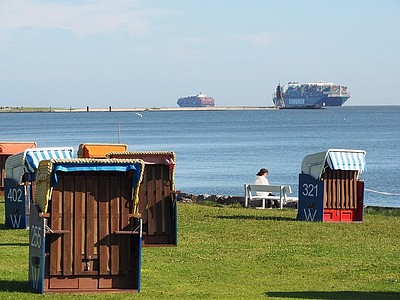 Strandkörbe in der Grimmershörnbucht mit Blick auf die Schiffe