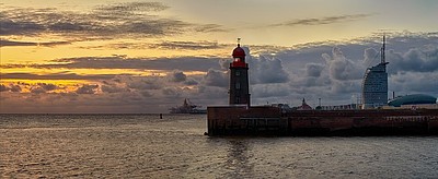 Die Seestadt Bremerhaven mit Leuchtturm und dem Atlantic Hotel Sail City 