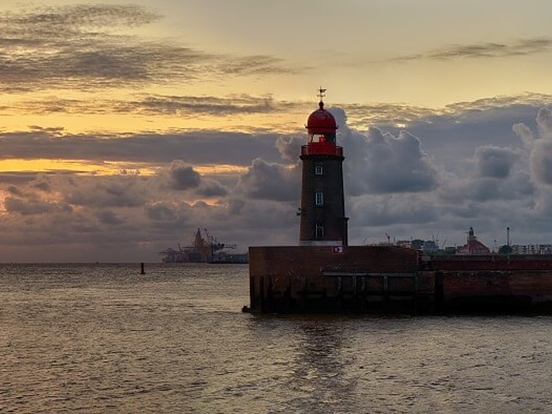 Die Seestadt Bremerhaven mit Leuchtturm und dem Atlantic Hotel Sail City 