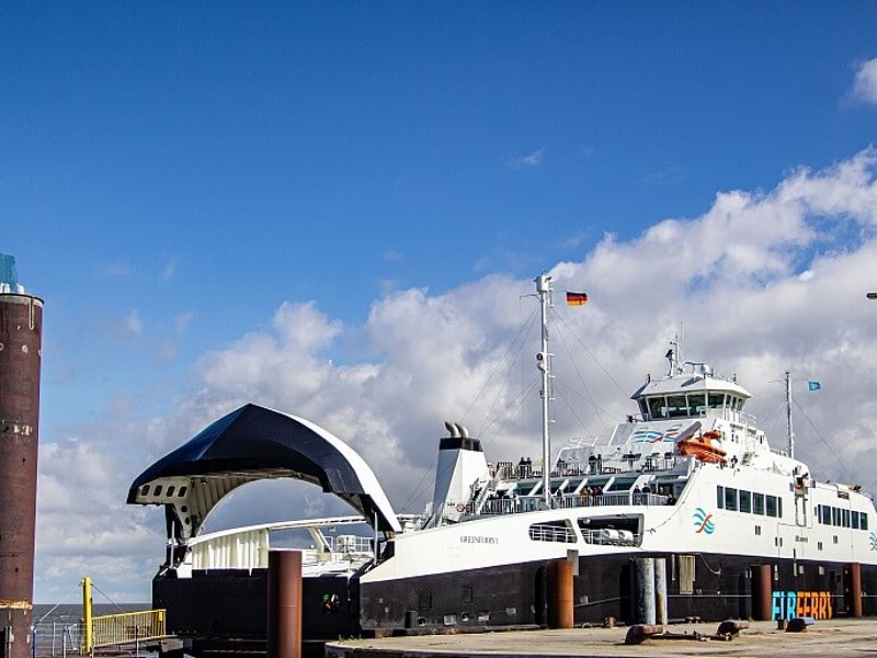 Elbferry im Hafen von Cuxhaven