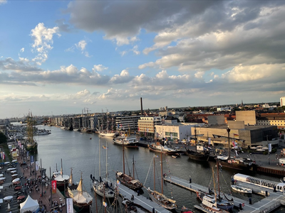 Blick von oben auf den Hafen und die Festmeile von Bremerhaven