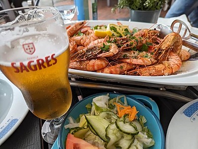 Garnelen und Bier bei einem Restaurant in Cuxhaven