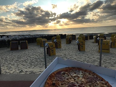 Pizza essen am Strand