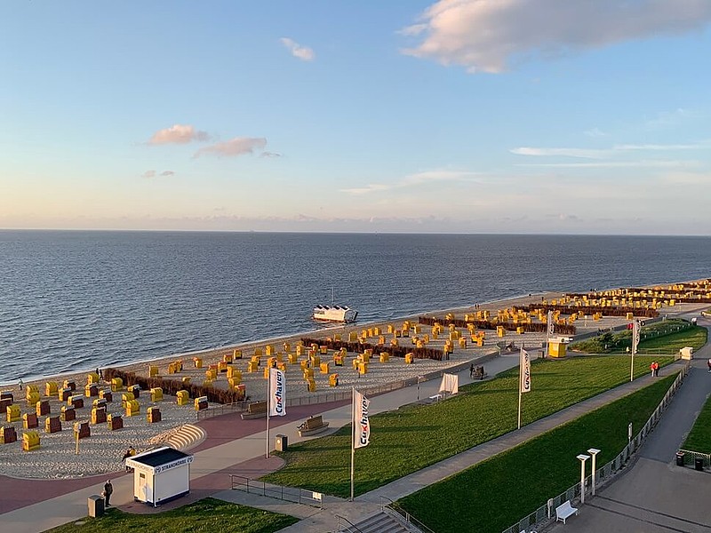 Blick auf die Strandkörbe und die Promenade am Strand von Cuxhaven Duhnen
