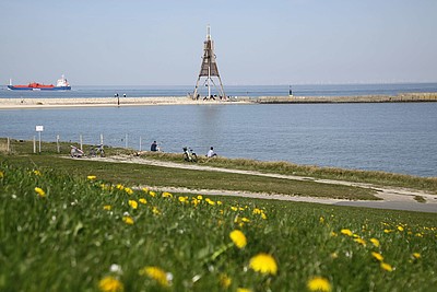 Blick auf die Kugelbake vom Stadtteil Döse