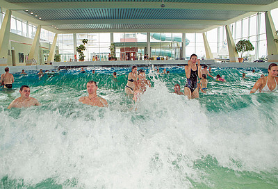 Schwimmbecken mit Wellen im Ahoi Bad Cuxhaven