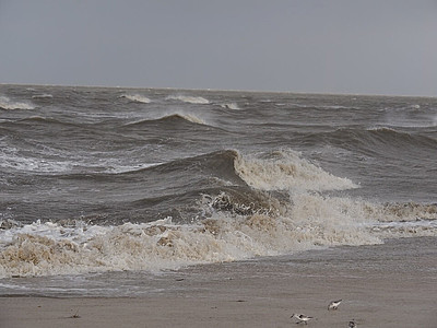 hohe Wellen am Strand