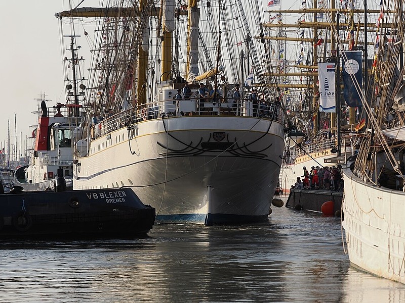 Das Bild zeigt große Schiffe, welche sich im Bremerhavener Hafen befinden. 
