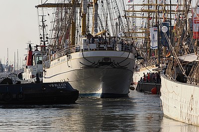 Das Bild zeigt große Schiffe, welche sich im Bremerhavener Hafen befinden. 