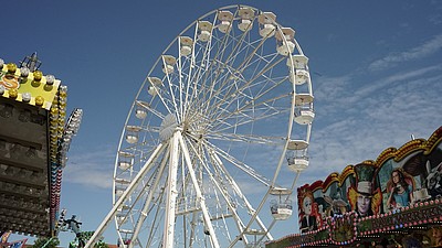 Das Bild zeigt ein Riesenrad auf dem Frühjahrsfleckenmarkt 2026.