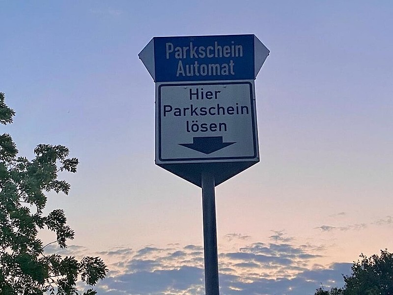 Schild von einer Parkuhr 