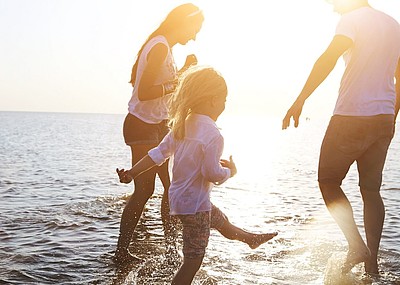 Junge Familie spielt im Wasser