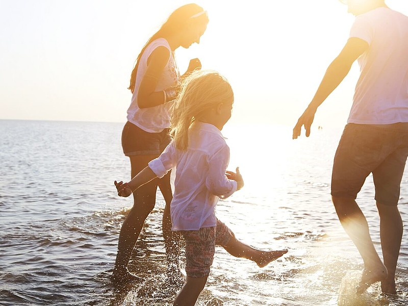 Junge Familie spielt im Wasser