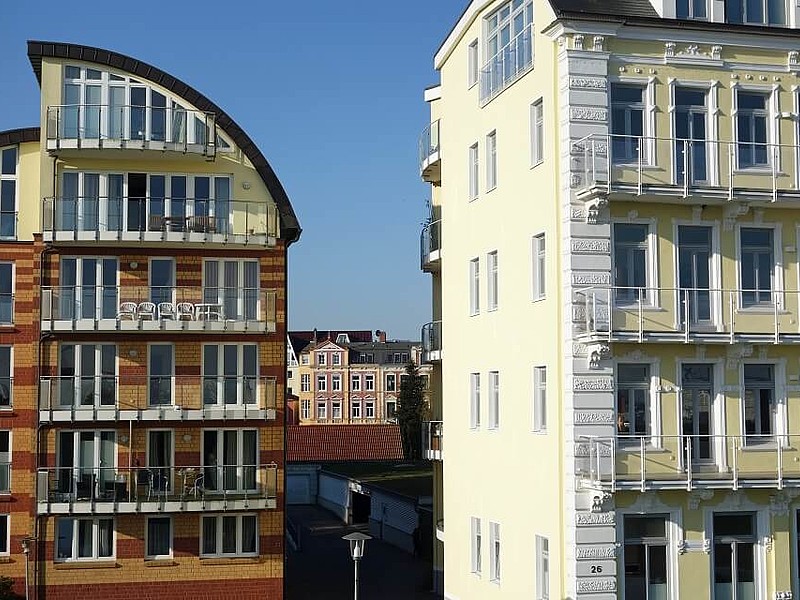 Blick auf Häuserfassaden vom Deich der Grimmershörnbucht in Cuxhaven