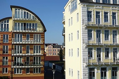 Blick auf Häuserfassaden vom Deich der Grimmershörnbucht in Cuxhaven