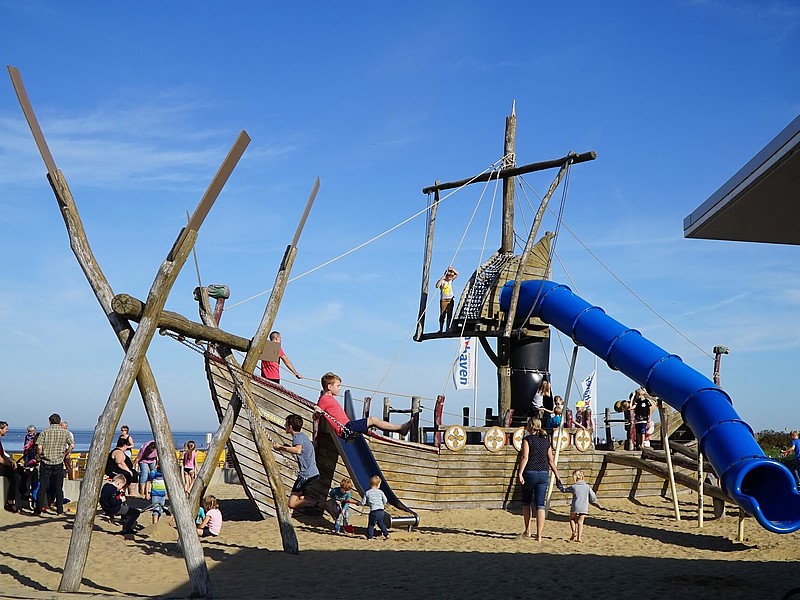 Kinder spielen bei guten Wetter auf dem Spielhaus beim Strandhaus Döse