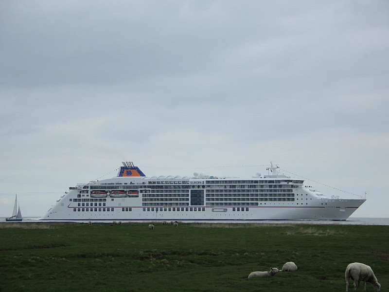 MS Europa 2 auf dem Weg nach Hamburg