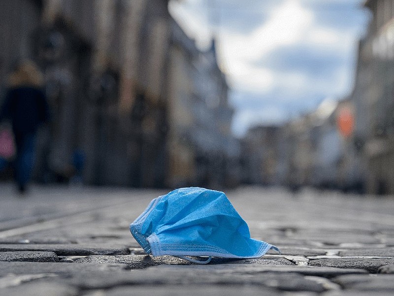 Maske auf der Straße liegend