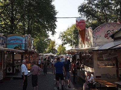 Stände eines Straßenfestes