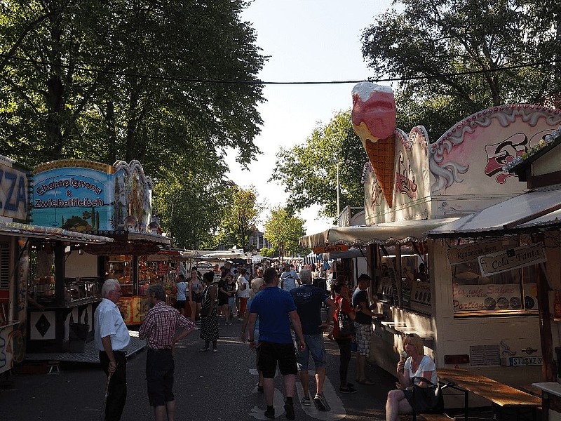 Stände eines Straßenfestes