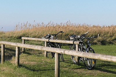 Fahrräder hinter dem Deich an der Nordsee