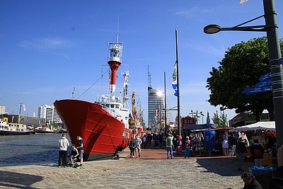 Aufnahme vom Seestadtfest Bremerhaven mit Blick auf die Festmeile und den Schiffen
