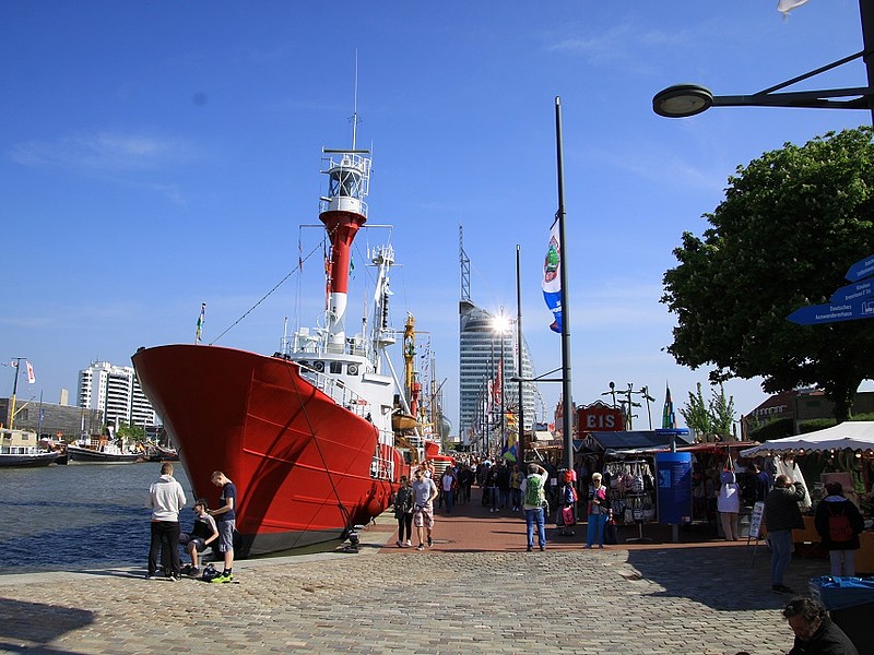 Aufnahme vom Seestadtfest Bremerhaven mit Blick auf die Festmeile und den Schiffen