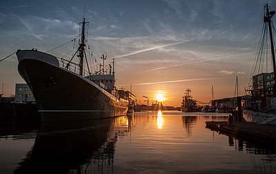 Sonnenuntergang im Fischereihafen Bremerhaven mit Blick auf die Schiffe