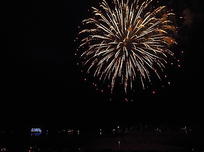 Feuerwerk Abends in der Grimmershörn Bucht Cuxhaven Kreuzfahrtschiff