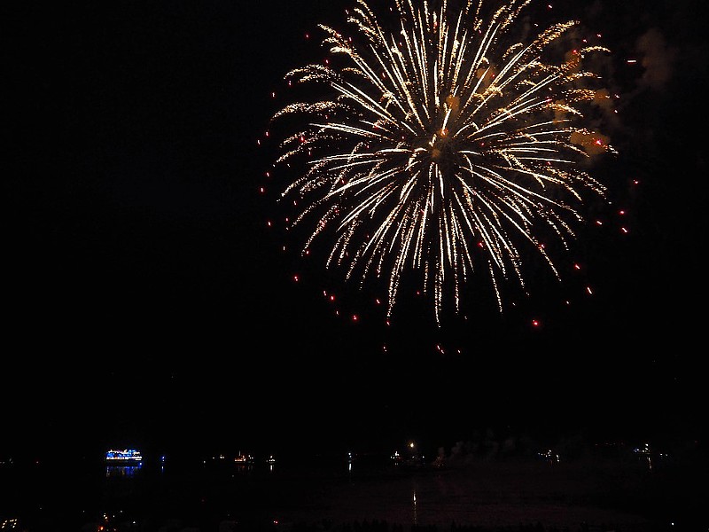 Feuerwerk Abends in der Grimmershörn Bucht Cuxhaven Kreuzfahrtschiff