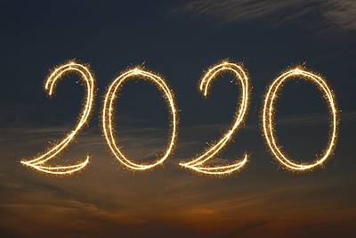 Schriftzug 202 mit Wunderkerzen an Silvester