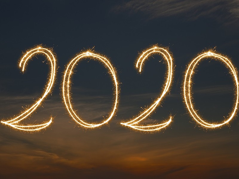 Schriftzug 202 mit Wunderkerzen an Silvester