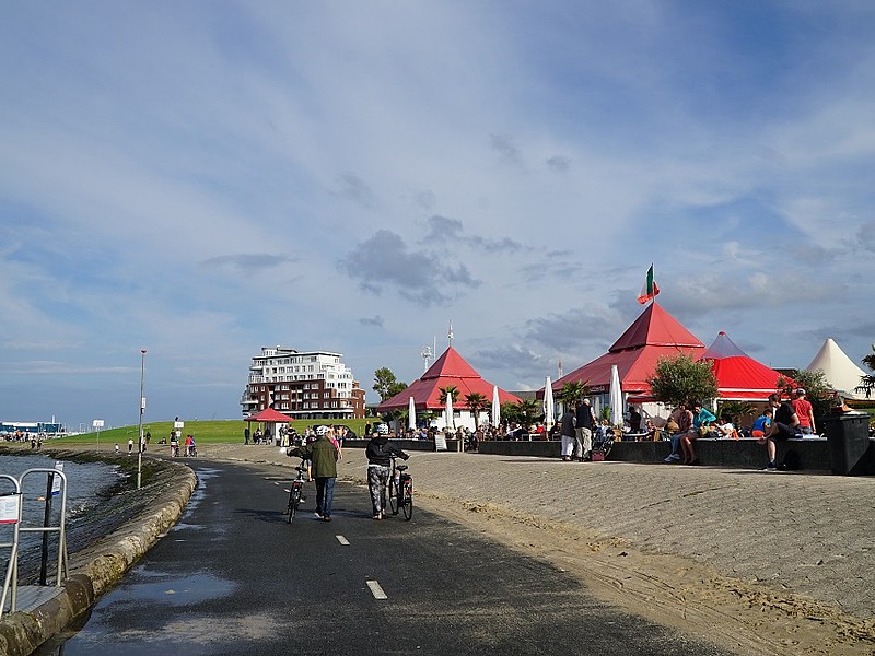 Die Grimmershörnbucht mit den roten Zelten vom Restaurant Marinello in Cuxhaven