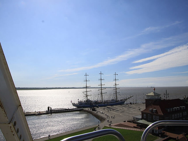 Schiff im Hafen von Bremerhaven 