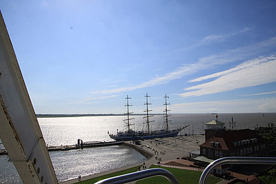 Schiff im Hafen von Bremerhaven 