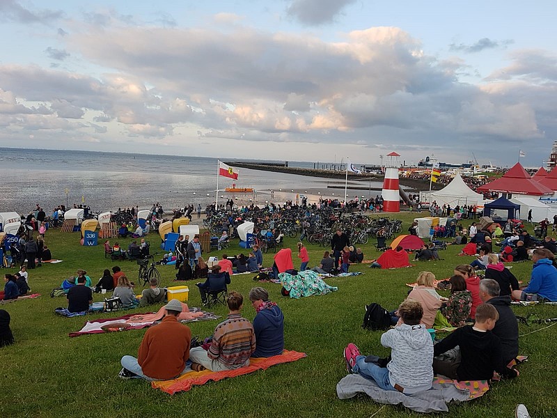 Blick auf die Grimmershörnbucht beim Sommerabend am Meer in Cuxhaven